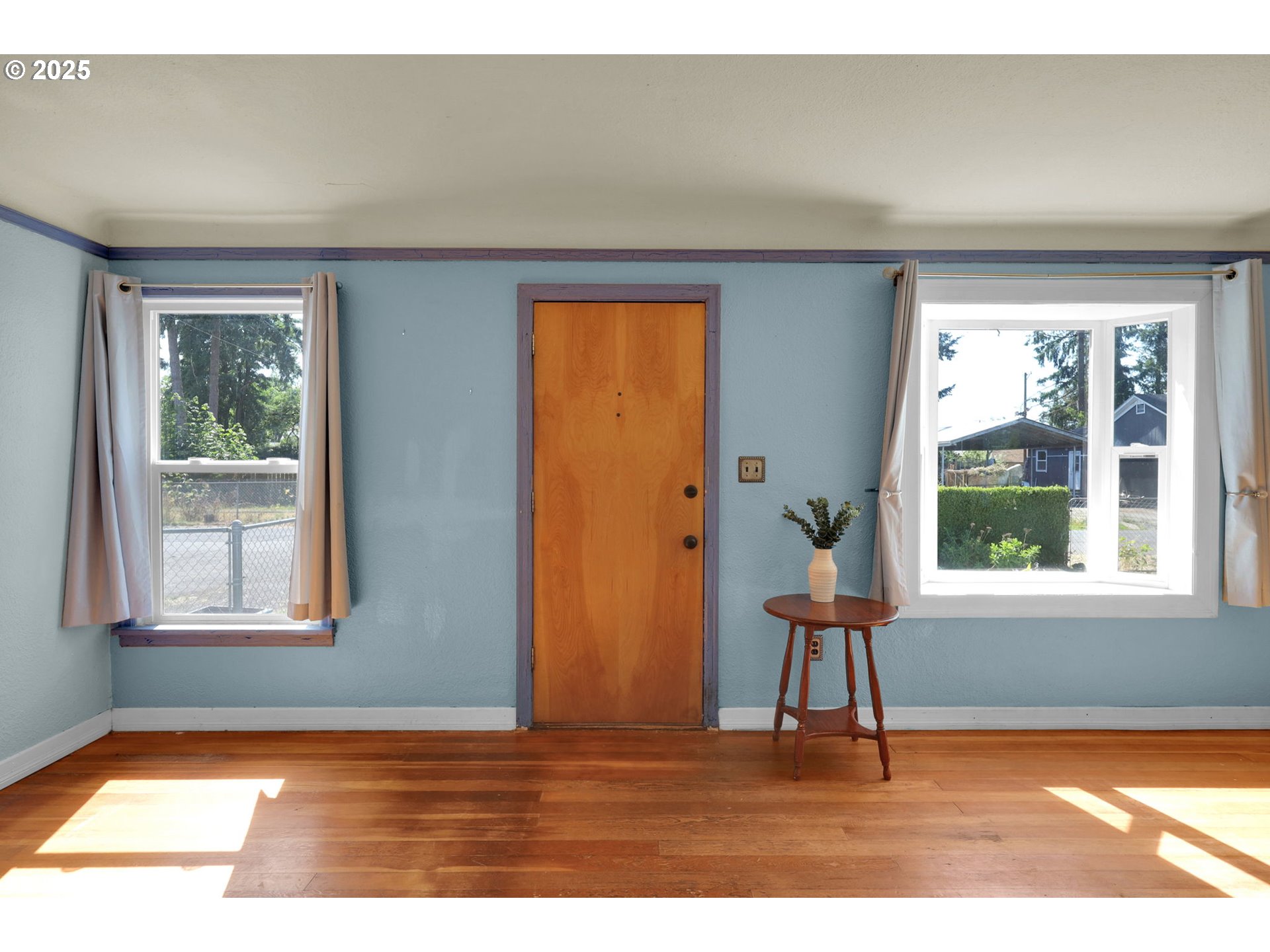 183 South 50th Place Springfield, OR 97478 - Photo 3 of 29 a view of an empty room and window