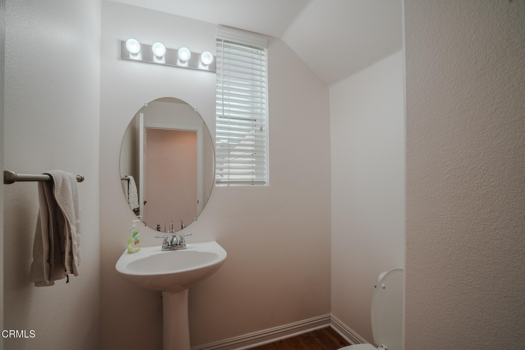 525 Shell Harbor Lane Port Hueneme, CA 93041 - Photo 14 of 47 a bathroom with a sink a mirror and vanity