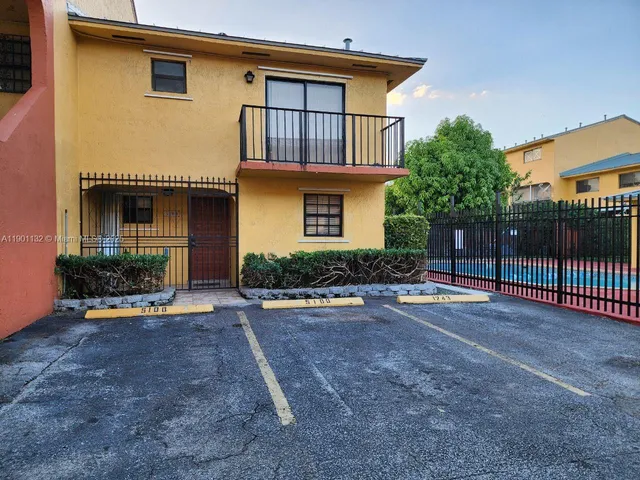 a view of a house with backyard and porch