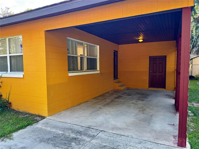 a view of a house with backyard