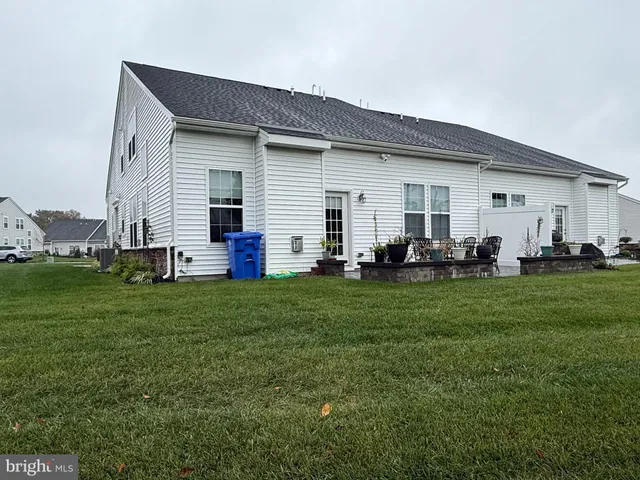 a front view of house with yard