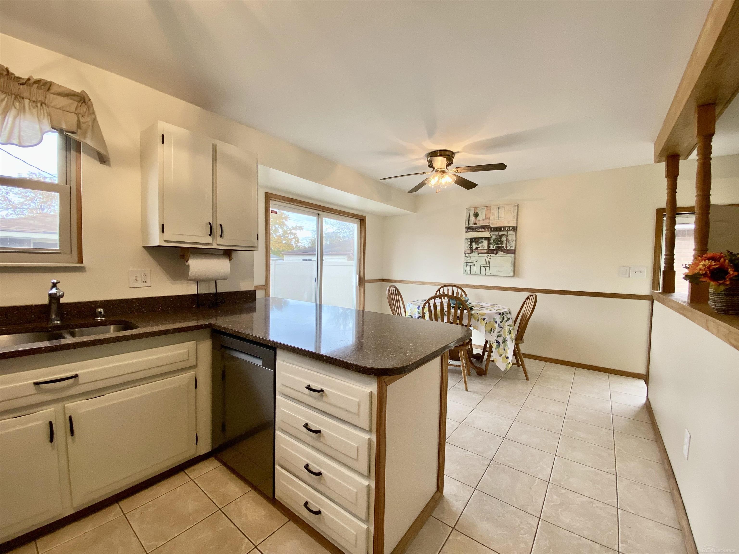 30464 Hayes Road Roseville, MI 48066 - Photo 7 of 26 50191264-6386cf3b-12be-48c5-9bb2-0c569b6aaa63.JPG