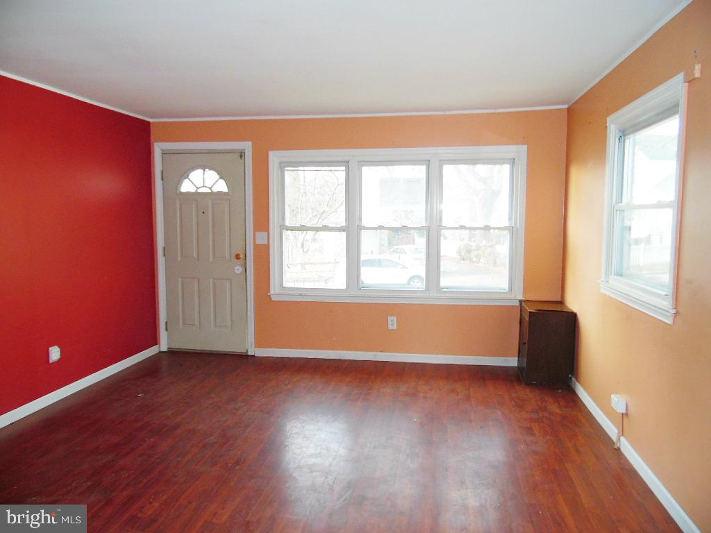 4221 Harcourt Road Baltimore, MD 21214 - Photo 3 of 12 Interior