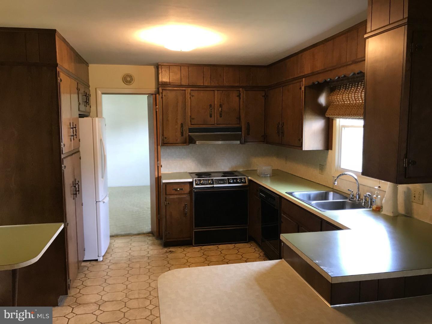 2515 Sherwood Road Reading, PA 19610 - Photo 6 of 15