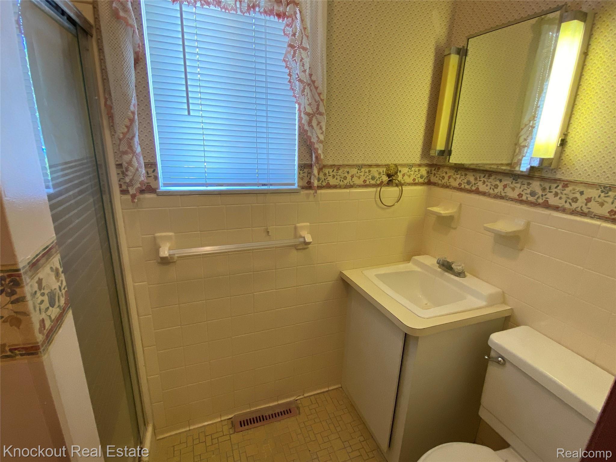 1561 South Beyer Road Saginaw, MI 48601 - Photo 14 of 22 Photo Jun 01, 1 12 52 PM.jpg