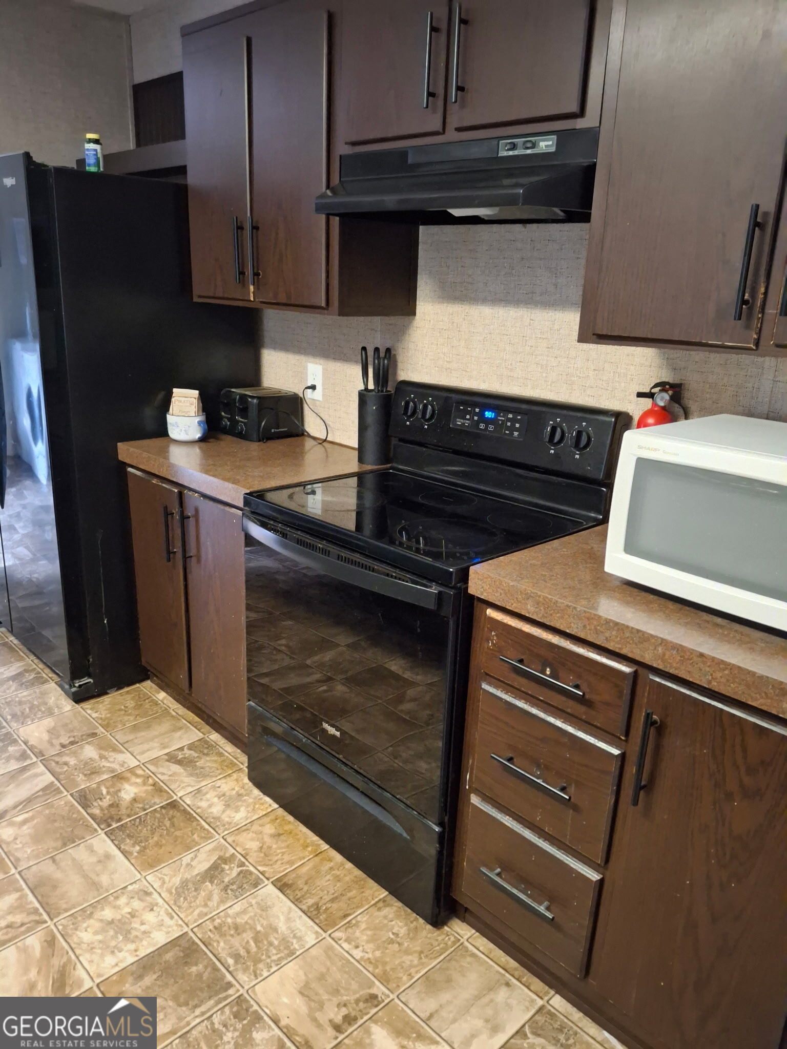 163 Indigo Road Lyons, GA 30436 - Photo 17 of 18 a kitchen with a stove and a refrigerator