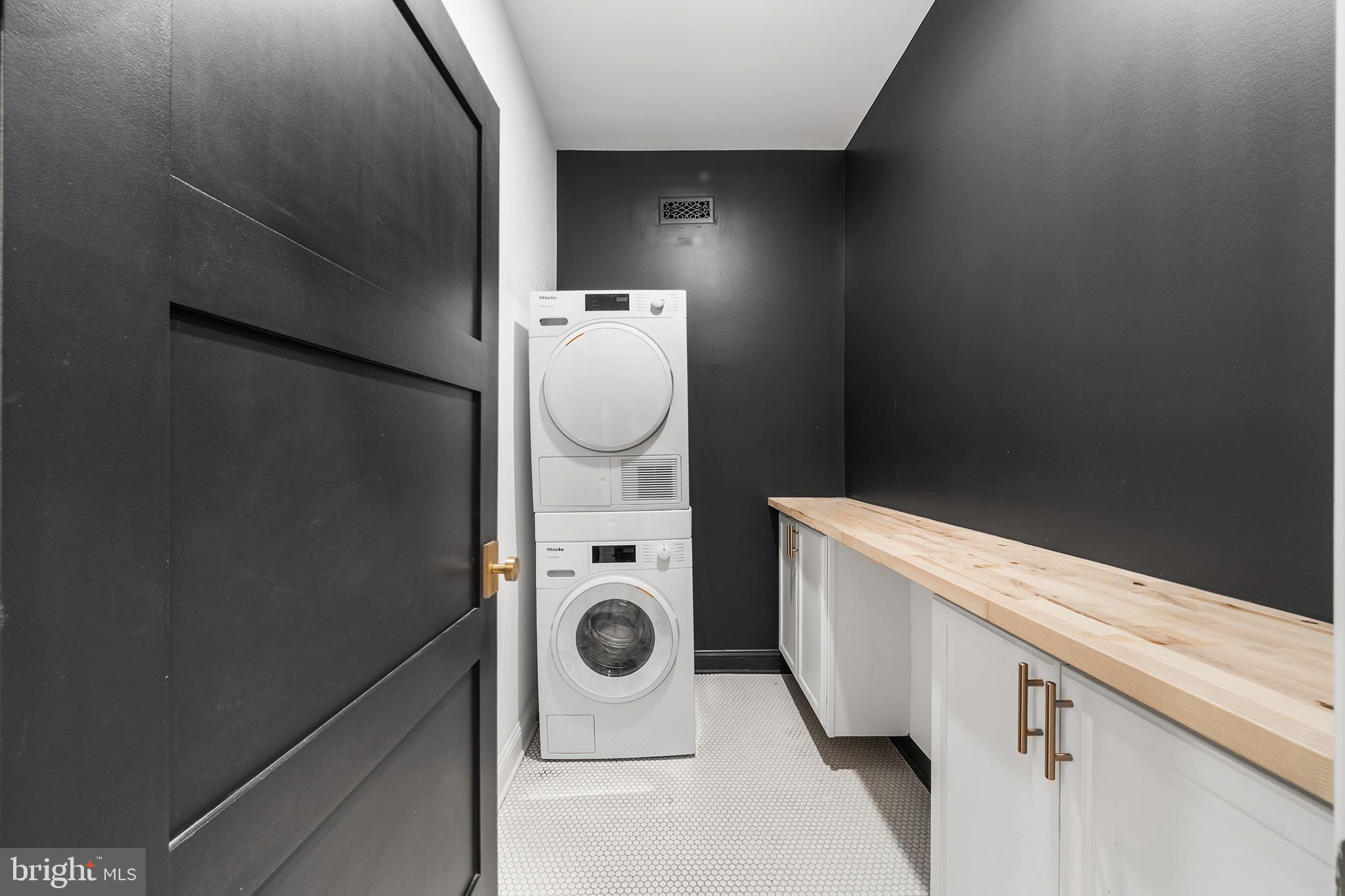 1106 Watkins Street Philadelphia, PA 19148 - Photo 25 of 38 a utility room with dryer and washer