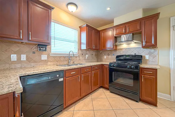 $2,000 | 11015 WARATH Oak Court, Houston, TX 77065