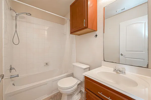 $2,000 | 11015 WARATH Oak Court, Houston, TX 77065