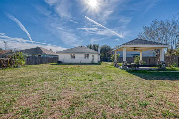 $2,000 | 11015 WARATH Oak Court, Houston, TX 77065