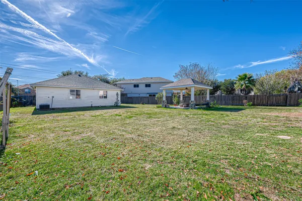 $2,000 | 11015 WARATH Oak Court, Houston, TX 77065