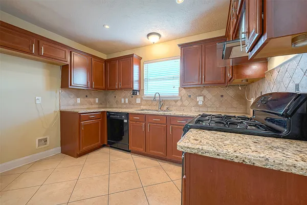 $2,000 | 11015 WARATH Oak Court, Houston, TX 77065