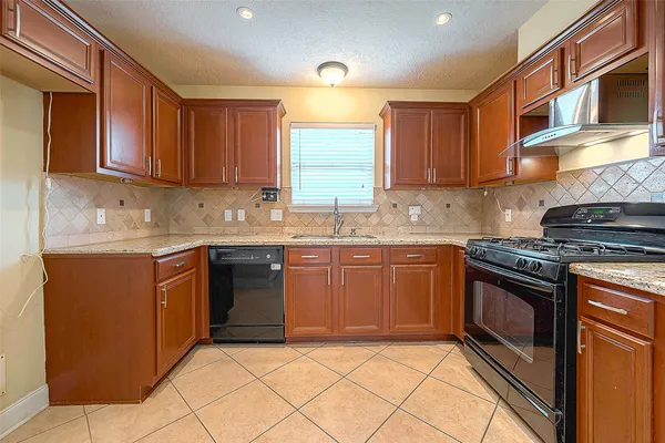 $2,000 | 11015 WARATH Oak Court, Houston, TX 77065