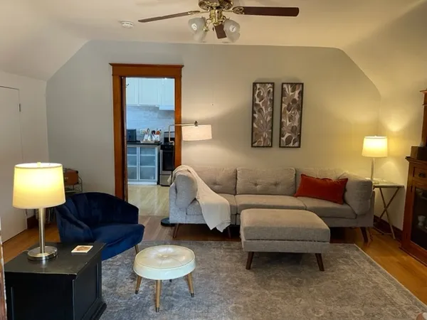 $2,100 | 1121 South East Avenue, Unit 2, Oak Park, IL 60304