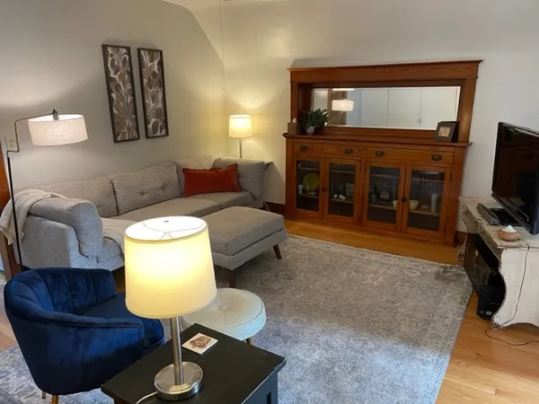 $2,100 | 1121 South East Avenue, Unit 2, Oak Park, IL 60304