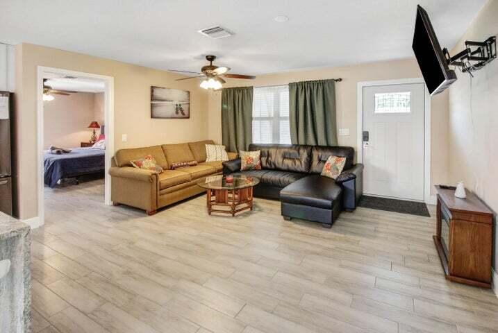 3574 Vagabond Road Lake Worth, FL 33462 - Photo 4 of 31 living room