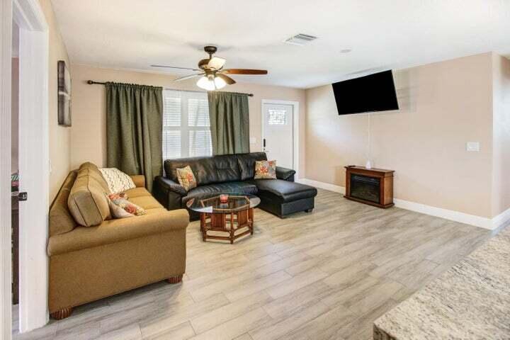 3574 Vagabond Road Lake Worth, FL 33462 - Photo 5 of 31 Living Room