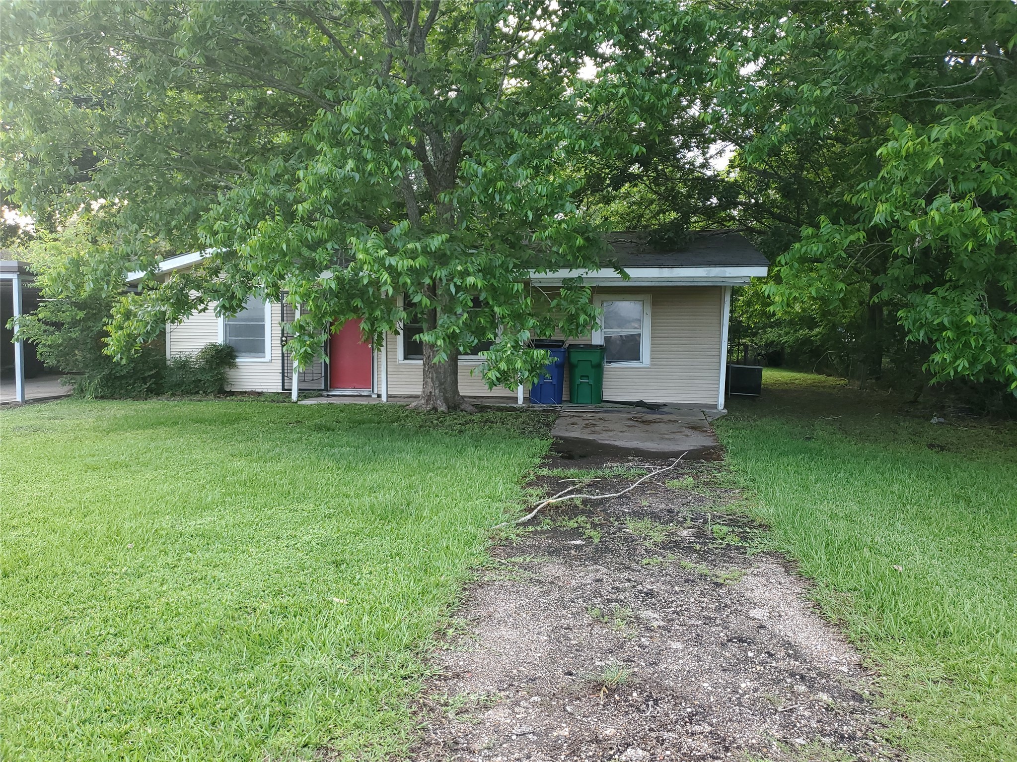 905 East Mulberry Street Angleton, TX 77515 - Photo 2 of 8 a view of a backyard with a small cabin