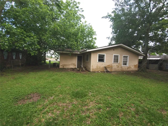 a view of a house with backyard and garden