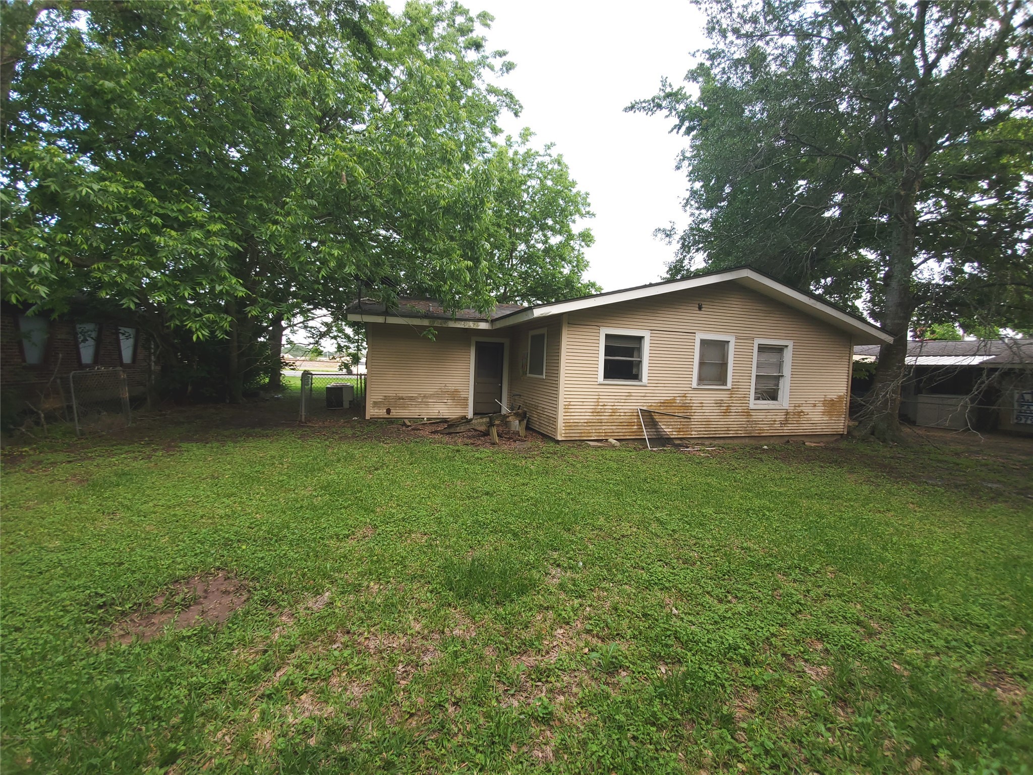 905 East Mulberry Street Angleton, TX 77515 - Photo 8 of 8 a view of a house with backyard and garden