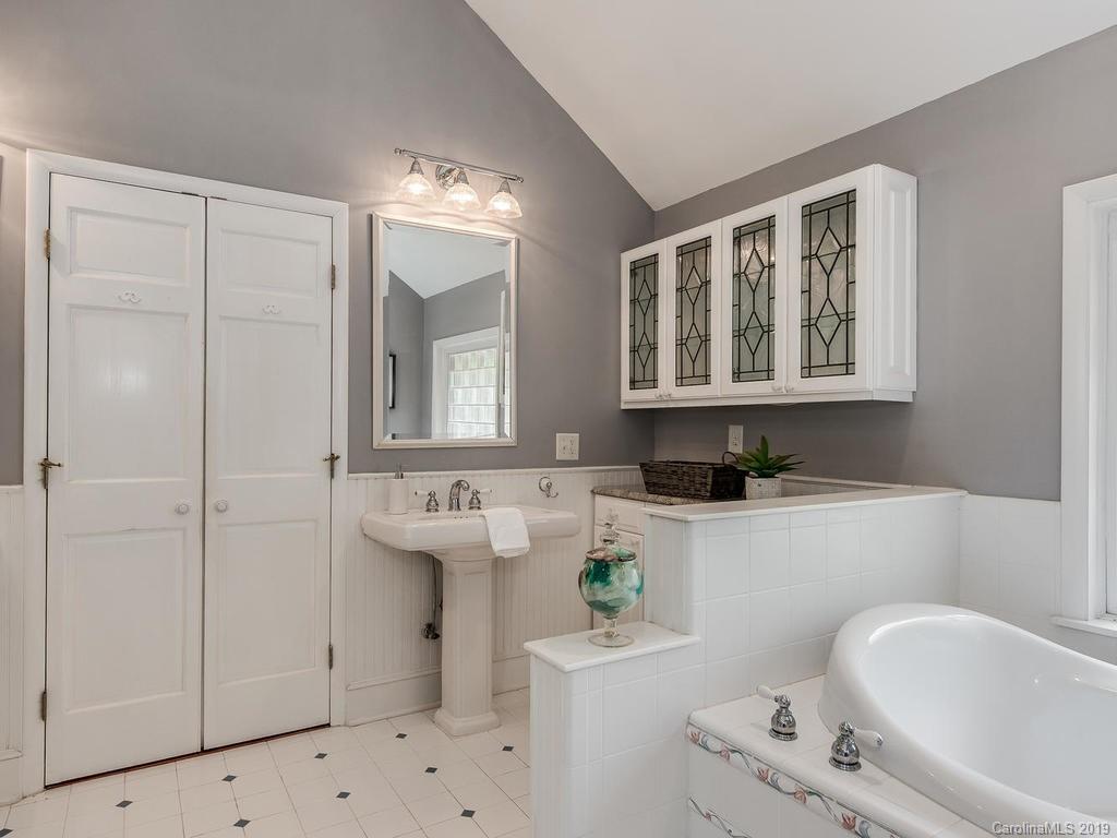 810 Lansdowne Road Charlotte, NC 28270 - Photo 18 of 38 Gallery Image 18