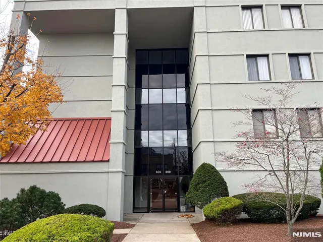 $2,850 | 200 Paterson Avenue, Unit 3D, East Rutherford, NJ 07073