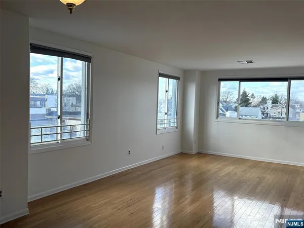 a view of empty room with window