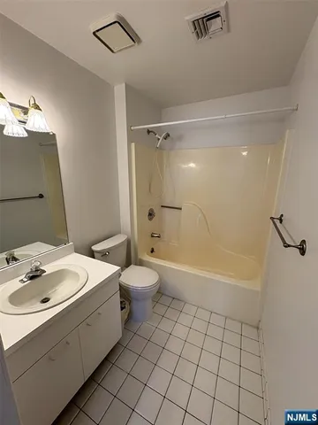 $2,650 | 200 Paterson Avenue, Unit 3D, East Rutherford, NJ 07073