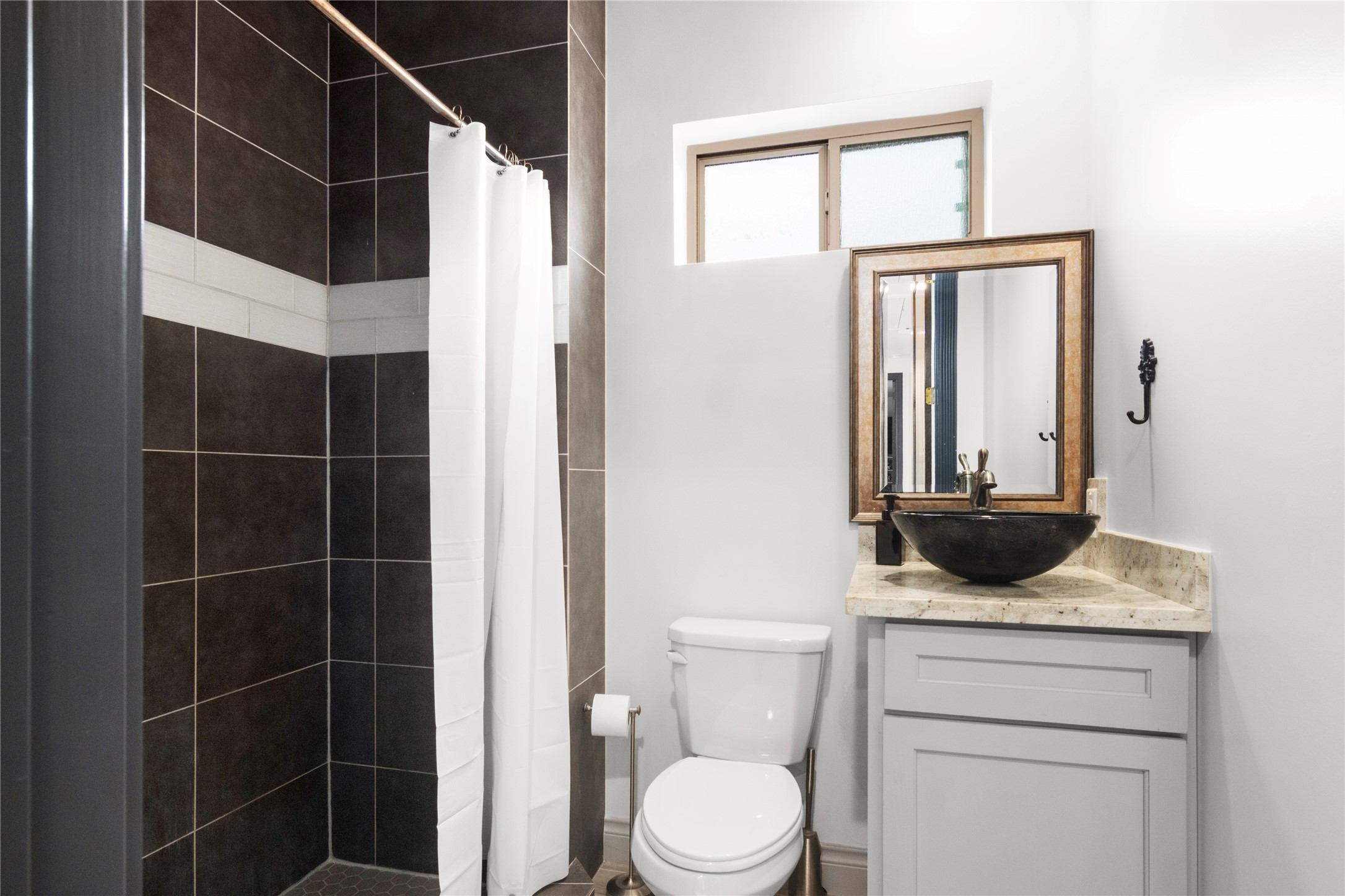 7341 Ave East Houston, TX 77011 - Photo 29 of 33 a bathroom with a toilet a sink and shower