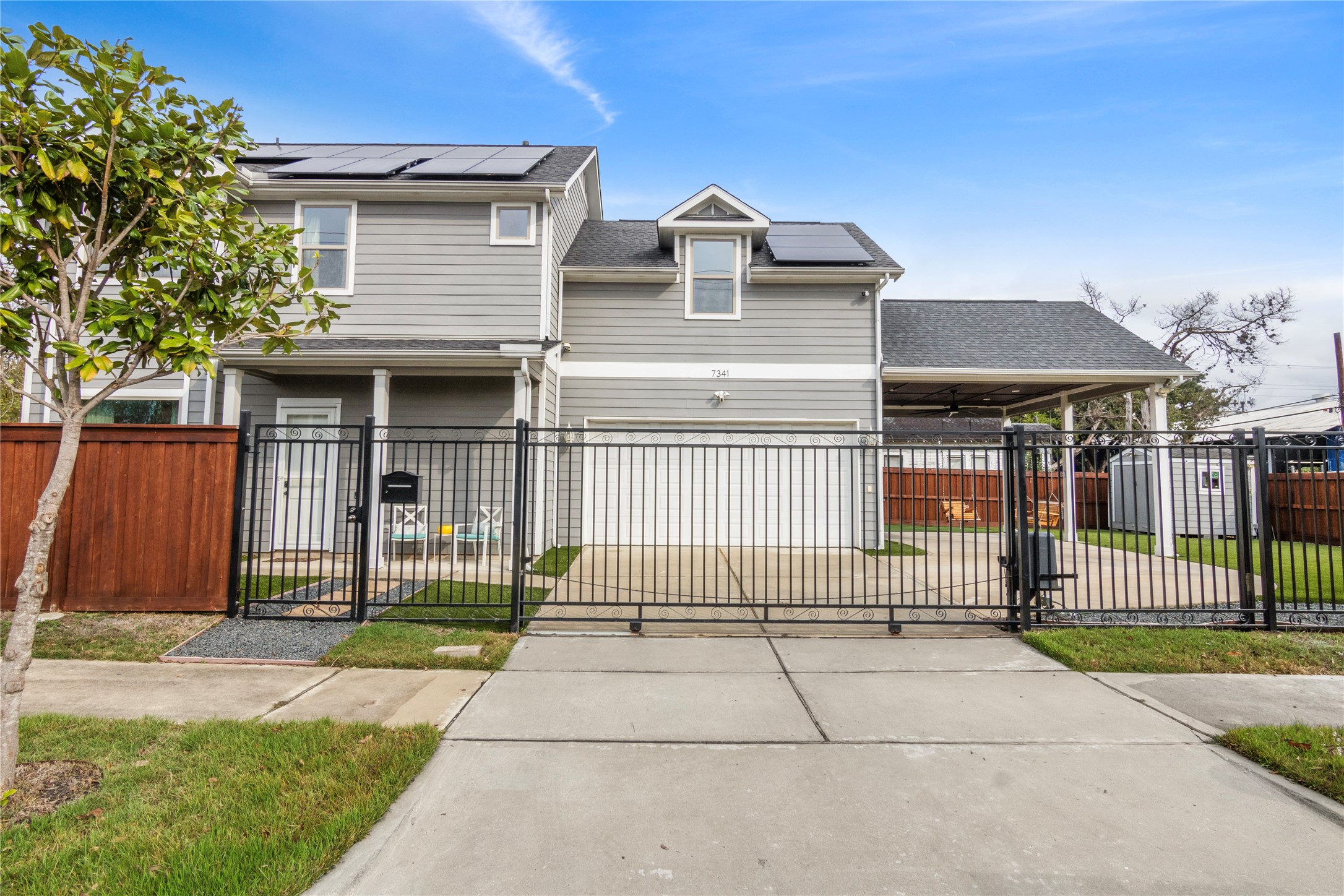 7341 Ave East Houston, TX 77011 - Photo 32 of 33 a front view of a house with a garden