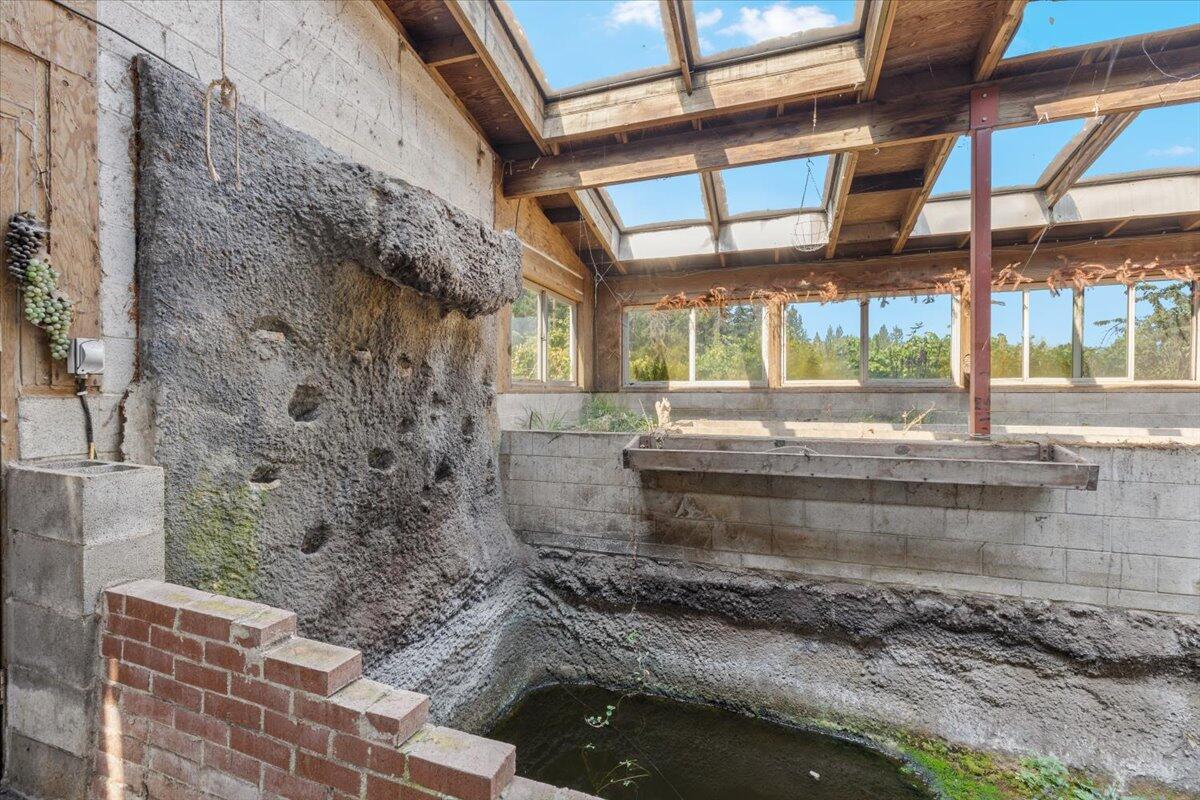 14242 Geppert Road Eagle Point, OR 97524 - Photo 23 of 54 Solarium Waterfall