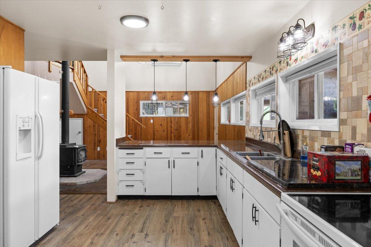 14242 Geppert Road Eagle Point, OR 97524 - Photo 5 of 54 Roomy Kitchen