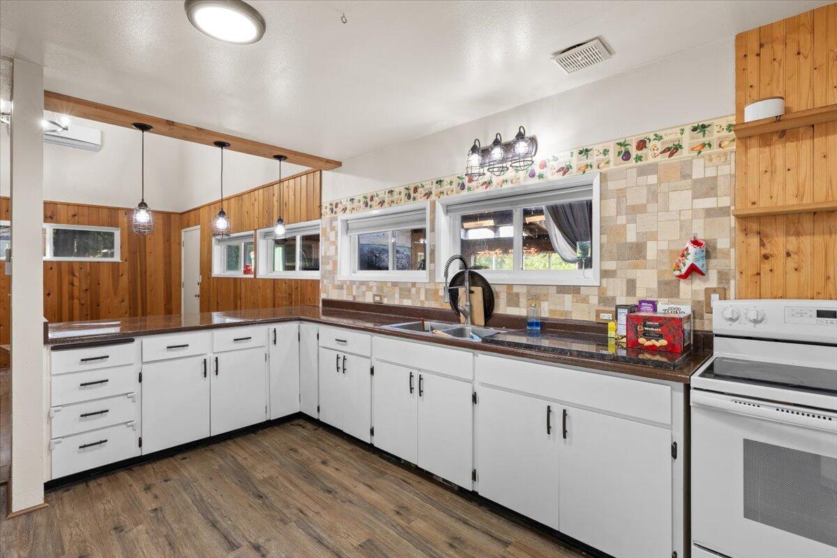 14242 Geppert Road Eagle Point, OR 97524 - Photo 8 of 54 Kitchen