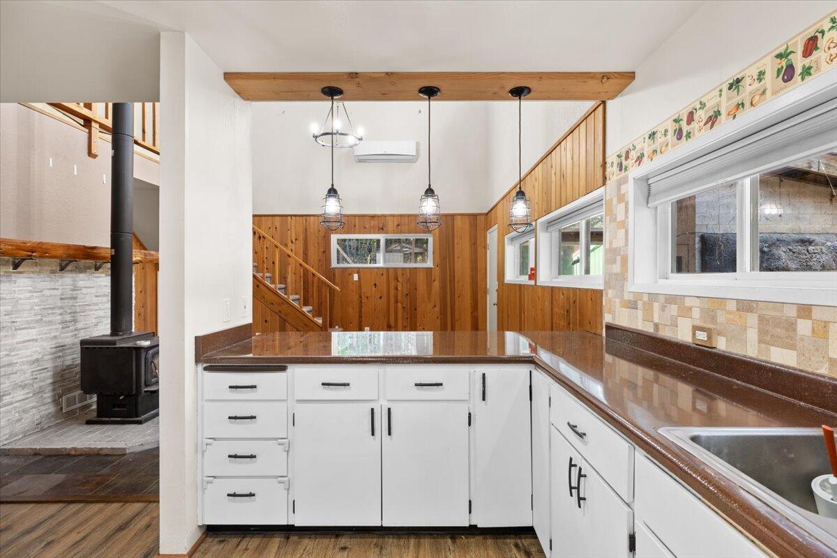 14242 Geppert Road Eagle Point, OR 97524 - Photo 9 of 54 Breakfast Bar