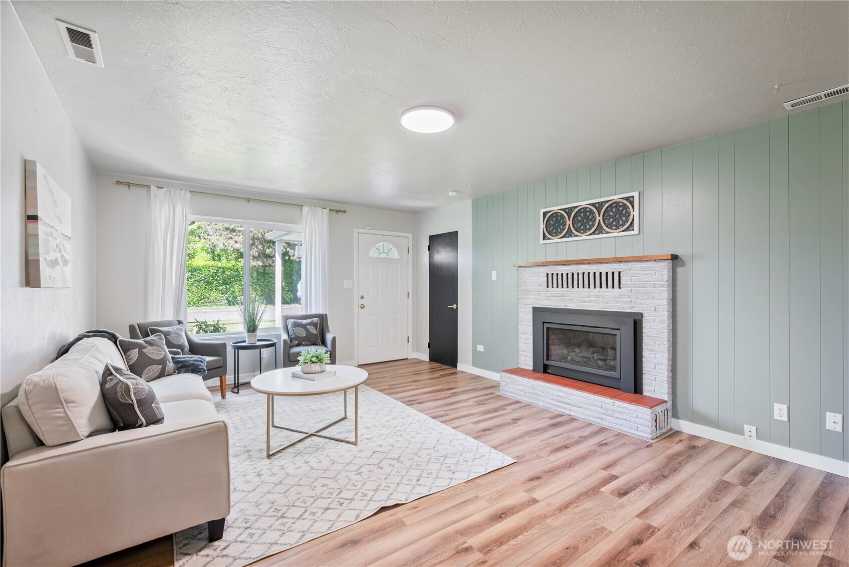 2943 Magnolia Street Longview, WA 98632 - Photo 7 of 36 a living room with furniture and a fireplace