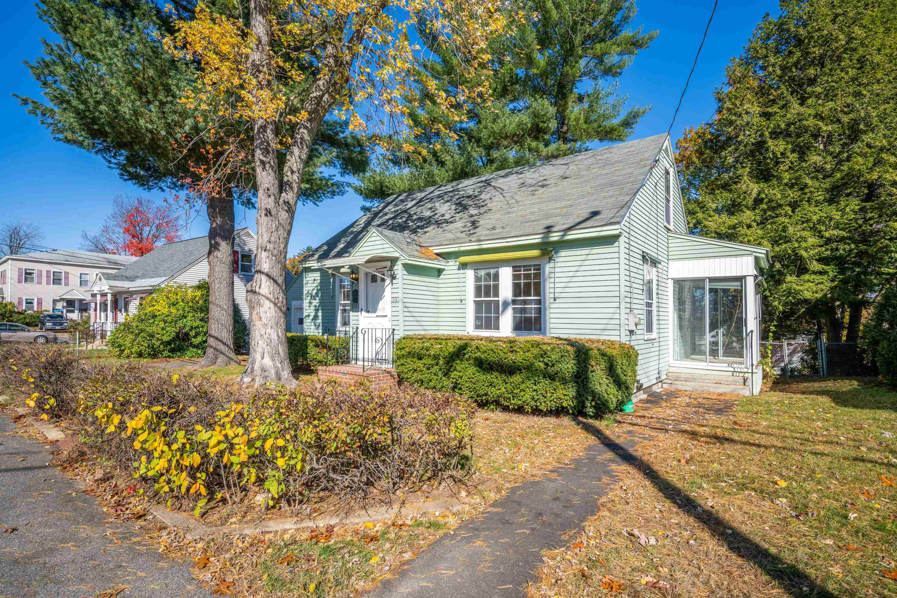 329 Mast Road Manchester, NH 03102 - Photo 3 of 35