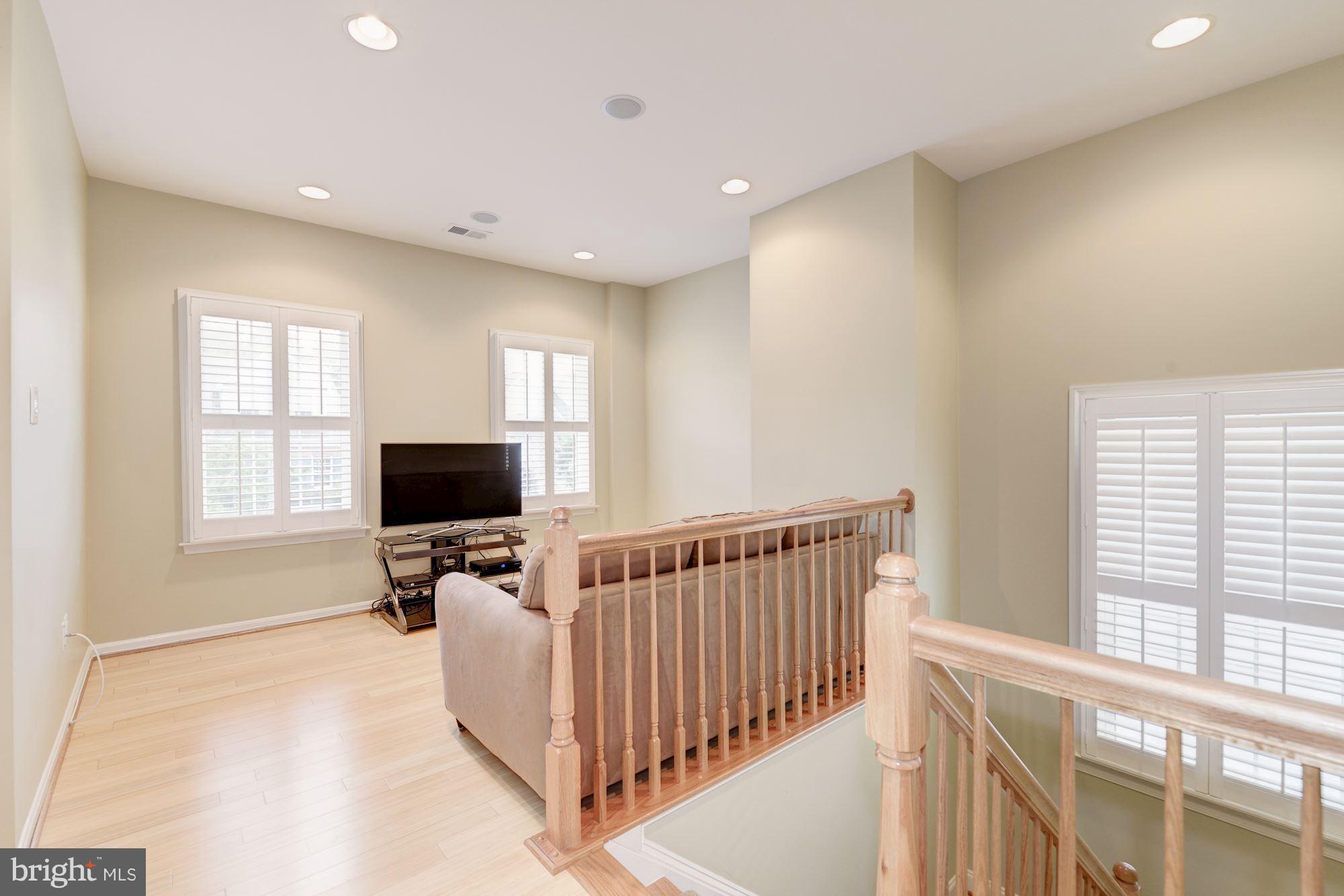 6008 Masondale Road Alexandria, VA 22315 - Photo 15 of 30 Sitting Area