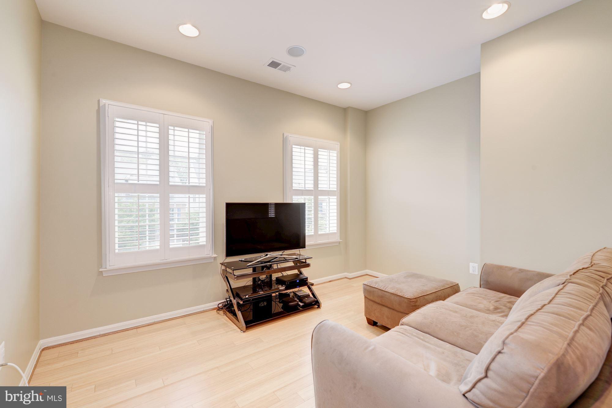 6008 Masondale Road Alexandria, VA 22315 - Photo 16 of 30 Sitting Area