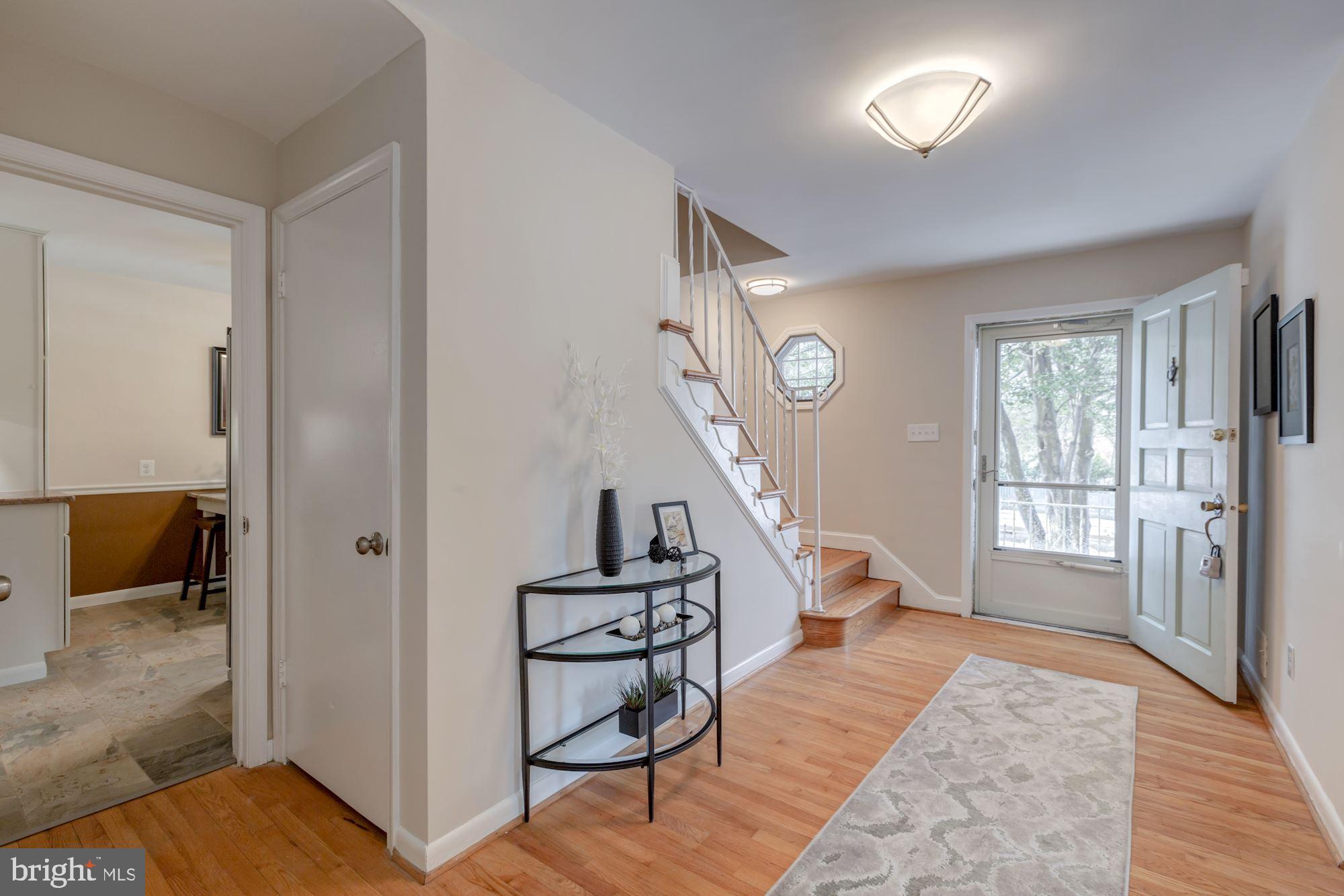 3401 Prince William Drive Fairfax, VA 22031 - Photo 4 of 33 Entryway looking back toward the front door