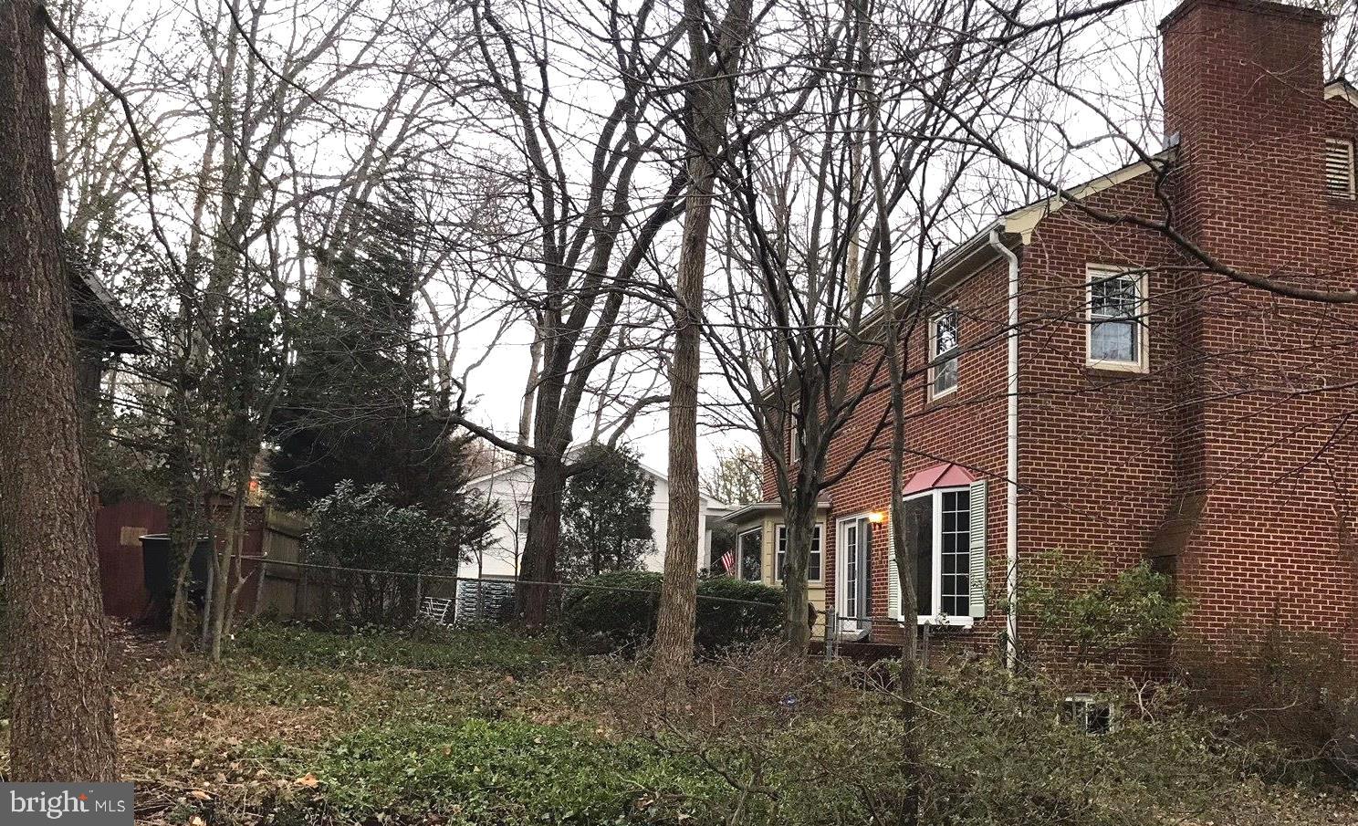 3401 Prince William Drive Fairfax, VA 22031 - Photo 29 of 33 Exterior Side and rear