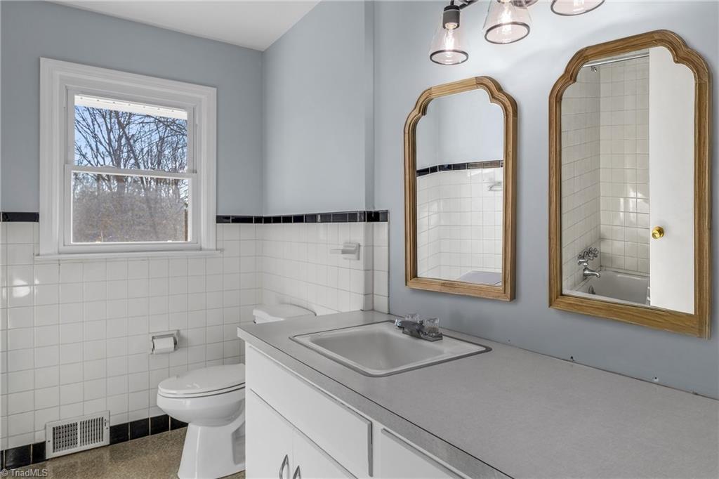 6356 Skylark Road Pfafftown, NC 27040 - Photo 34 of 48 Hallway bathroom with tub/shower