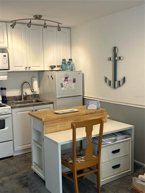 1524 Pleasant Road, Unit G24 Bradenton, FL 34207 - Photo 9 of 18 a kitchen with a table and chairs