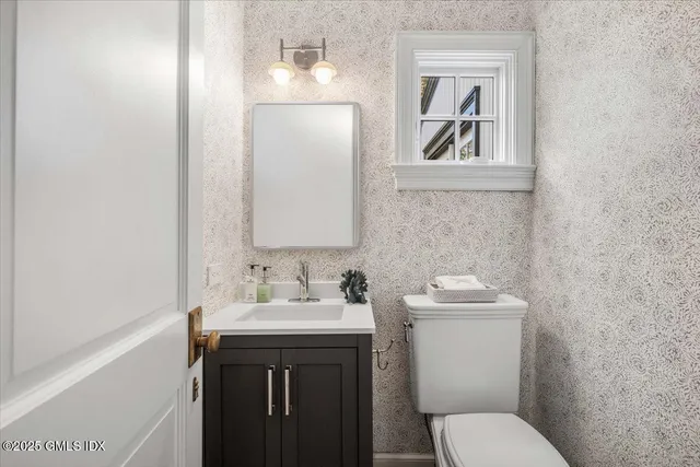 $2,795,000 | 92 Hillcrest Park Road, Old Greenwich, CT 06870