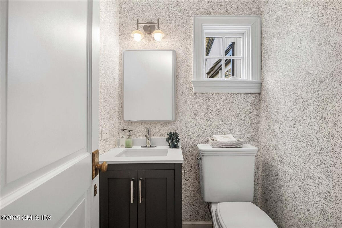 92 Hillcrest Park Road Old Greenwich, CT 06870 - Photo 16 of 43 Powder room