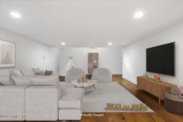 $2,795,000 | 92 Hillcrest Park Road, Old Greenwich, CT 06870