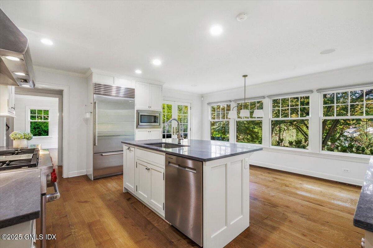 92 Hillcrest Park Road Old Greenwich, CT 06870 - Photo 7 of 43 Kitchen