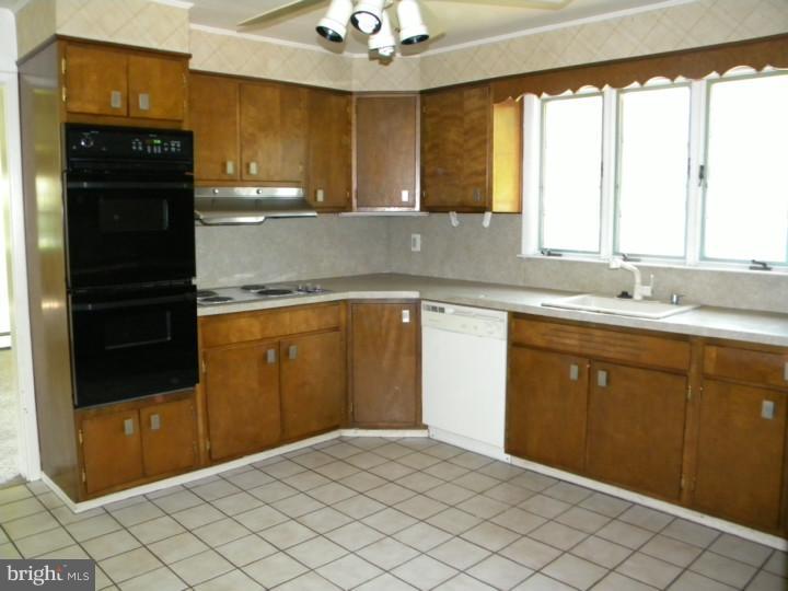 420 Russell Road Phoenixville, PA 19460 - Photo 9 of 15 Kitchen