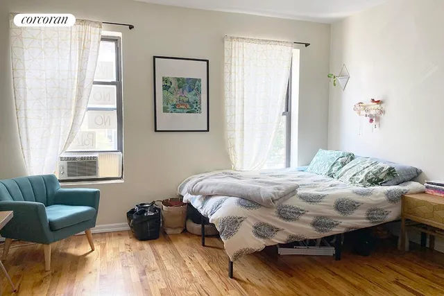 a picture of a book shelf