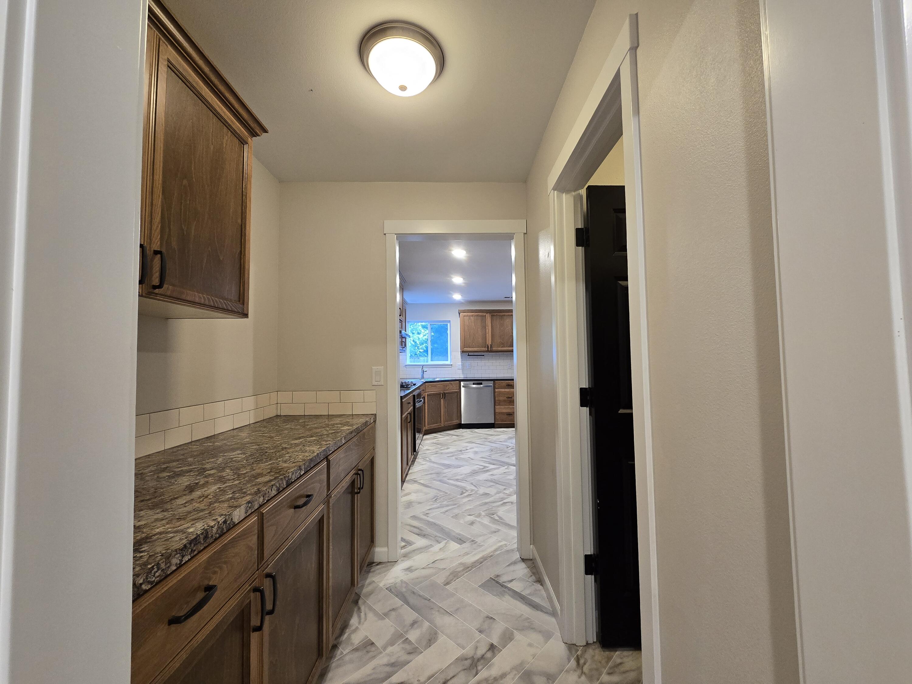 588 Upper Applegate Road Jacksonville, OR 97530 - Photo 19 of 53 Butlers pantry