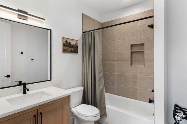5367 Cyan Lane St. George, UT 84790 - Photo 22 of 36 Full bath with toilet, vanity, and shower / tub combo